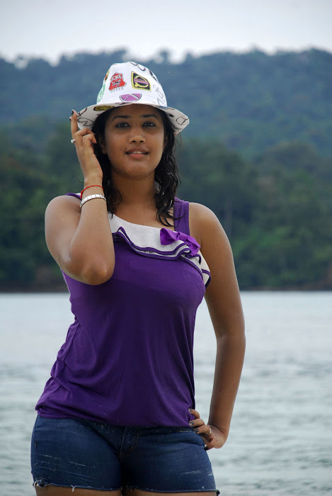 sowmya spicy from mugguru movie, sowmya exposing unseen pics